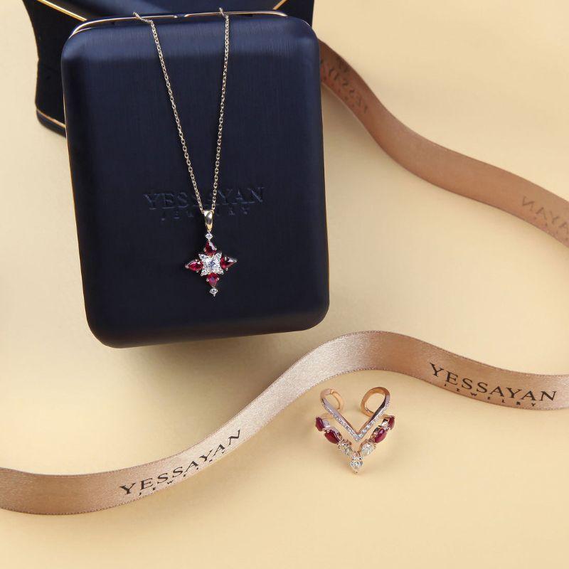 Im Angebot: Rubin- und gelber Diamantring aus 18 Karat Gelbgold () 2