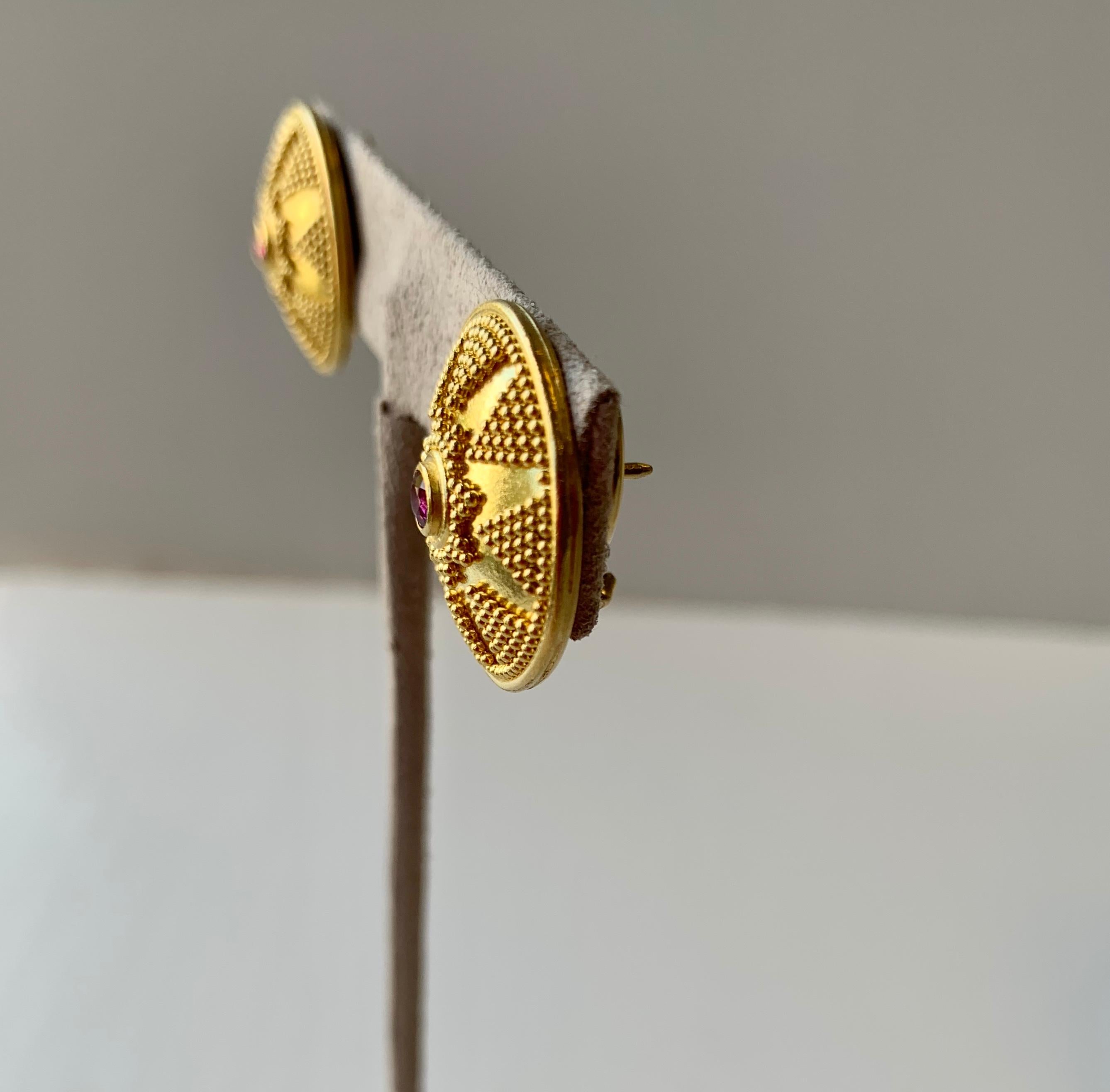 Taille ronde Boucles d'oreilles en or jaune rubis 22 carats Boucles d'oreilles en or 18 carats à pince et à poteau en vente