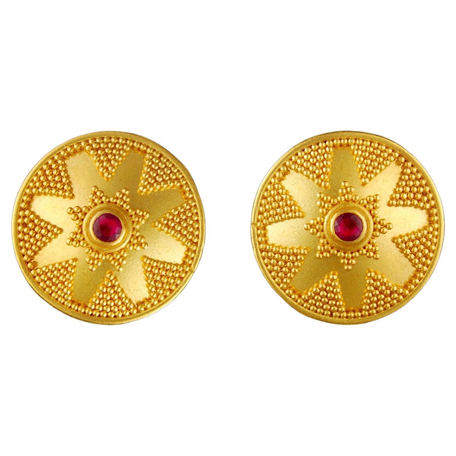 Boucles d
oreilles en or jaune rubis 22 carats Boucles d
oreilles en or 18 carats à pince et à poteau en vente