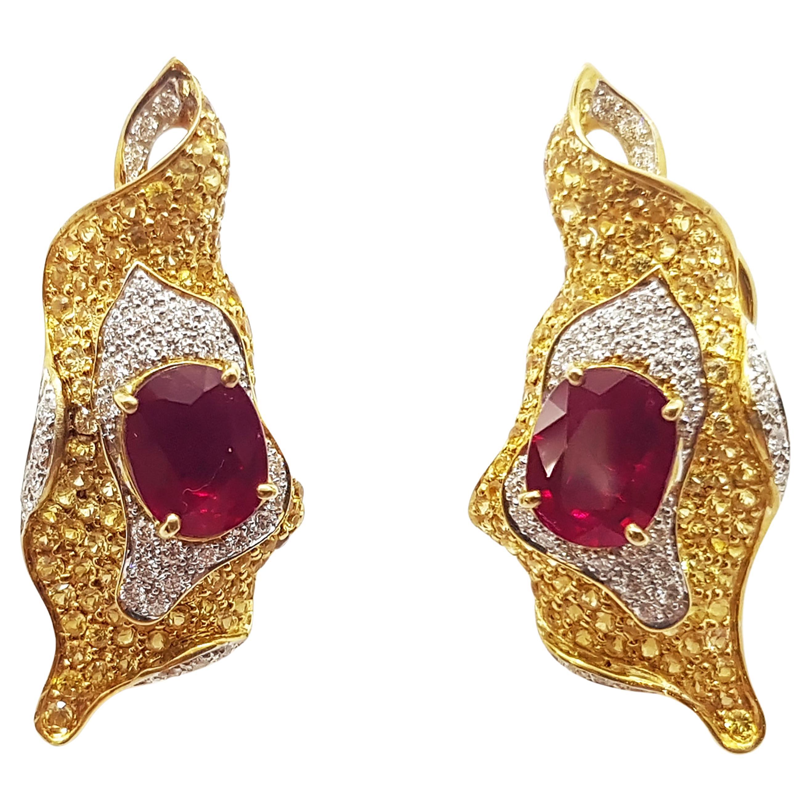 Boucles d'oreilles organiques en or 18 carats, rubis, saphir jaune et diamant en vente