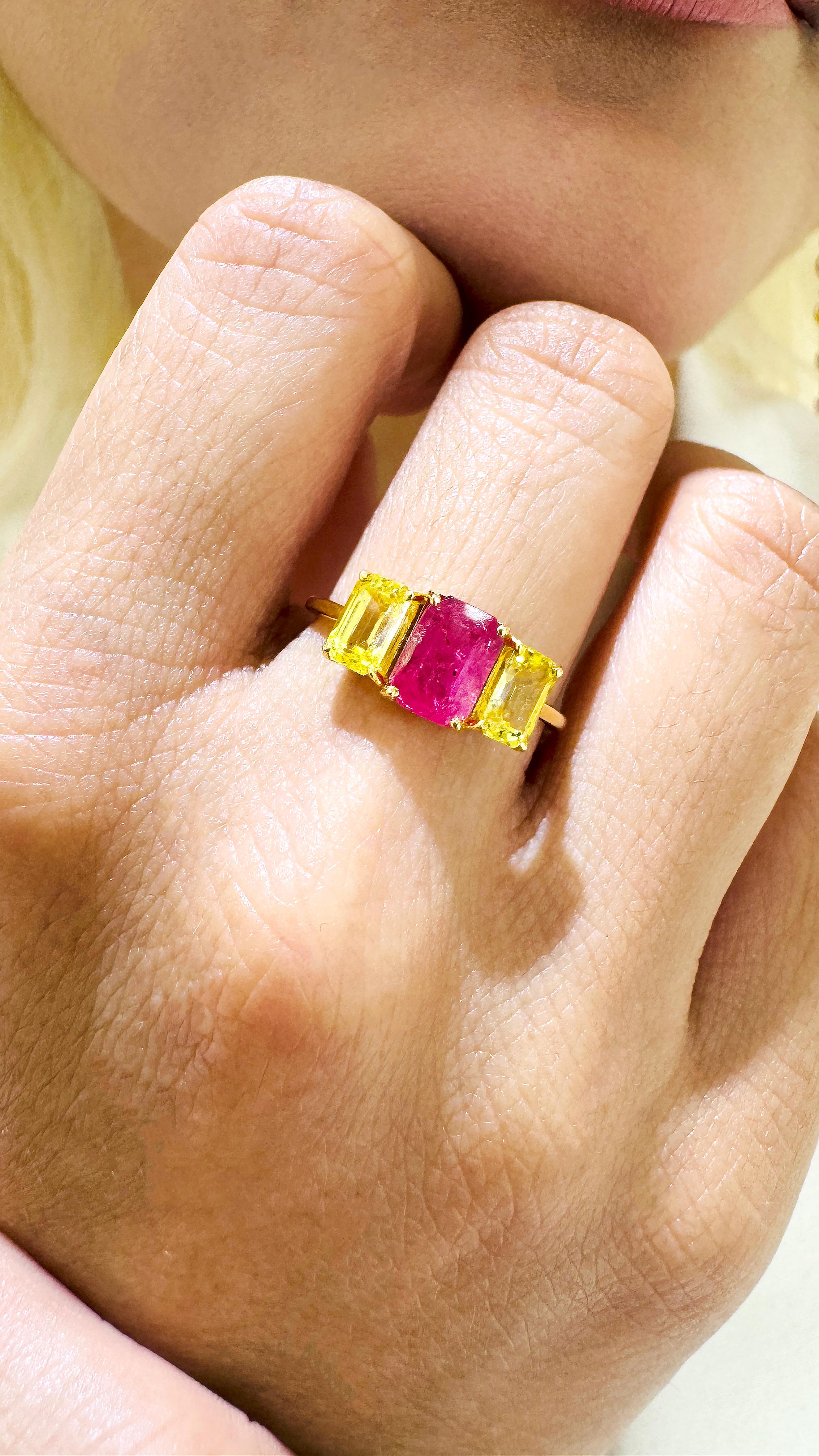 Contemporain Bague rectangulaire en or jaune 18K avec rubis et saphir jaune en vente