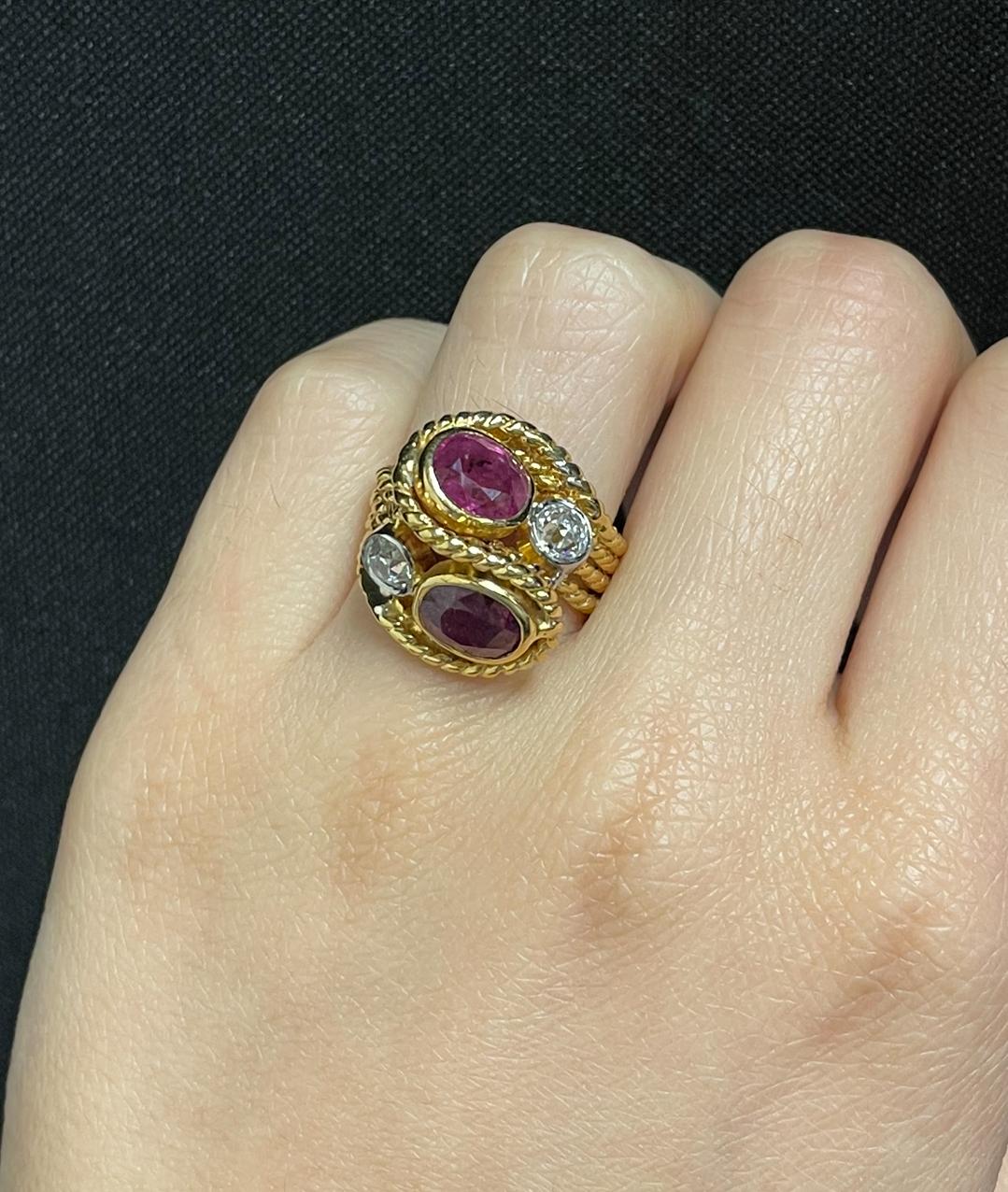 Ring mit Rubin You and Me

Ein Ring aus Gelbgold, besetzt mit zwei ovalen Rubinen und zwei Diamanten im Rundschliff.  

Ungefähres Rubingewicht: 4.48 Karat
Ungefähres Diamantgewicht: 0,77 Karat
Wiegt ungefähr: 9,7 Gramm
Ringgröße:  6 
Metall Typ: