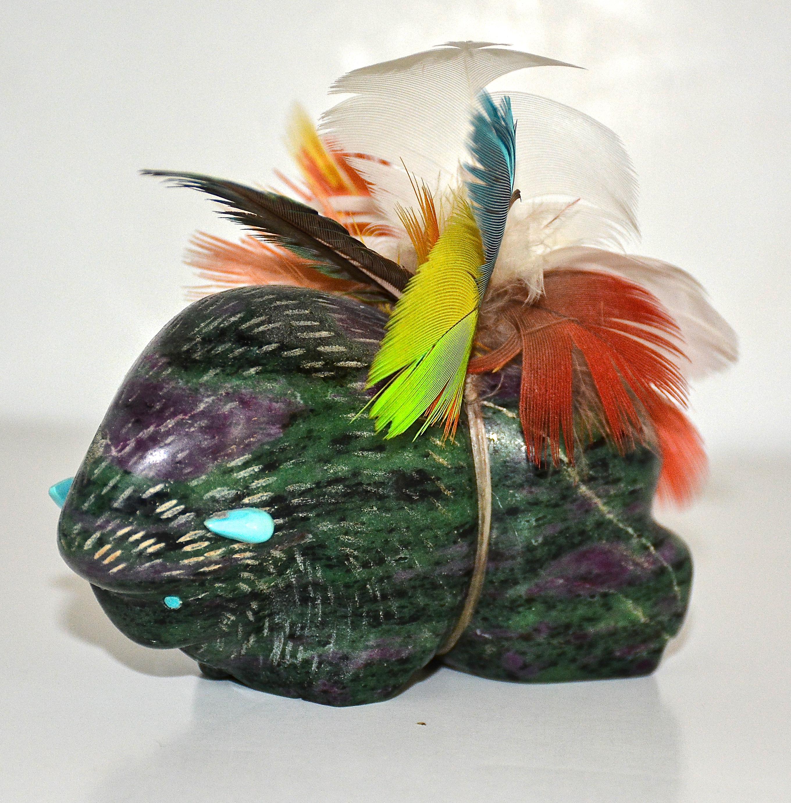 Fetiche de búfalo con plumas de zoisita rubí de Amos Pino, 2002 Estadounidense en venta
