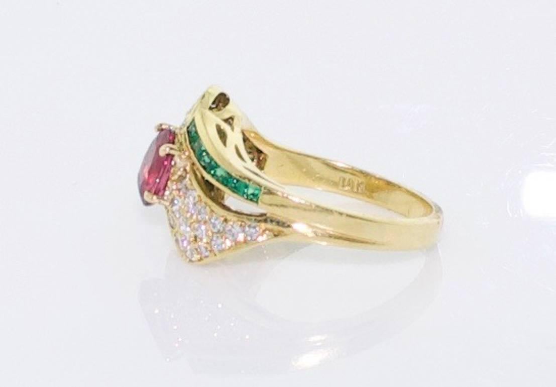 Bague « Merry Christmas » en or jaune 18 carats avec rubis, émeraudes et diamants Excellent état - En vente à Wailea, HI