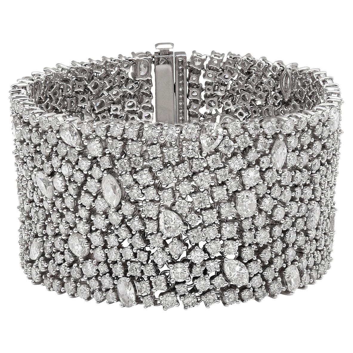 RUCHI Bracciale largo a maglie in oro bianco con diamanti a forma mista da 43,61 carati in vendita