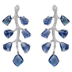 RUCHI Boucles d'oreilles chandelier feuille en or blanc pavé de saphirs bleus et de diamants