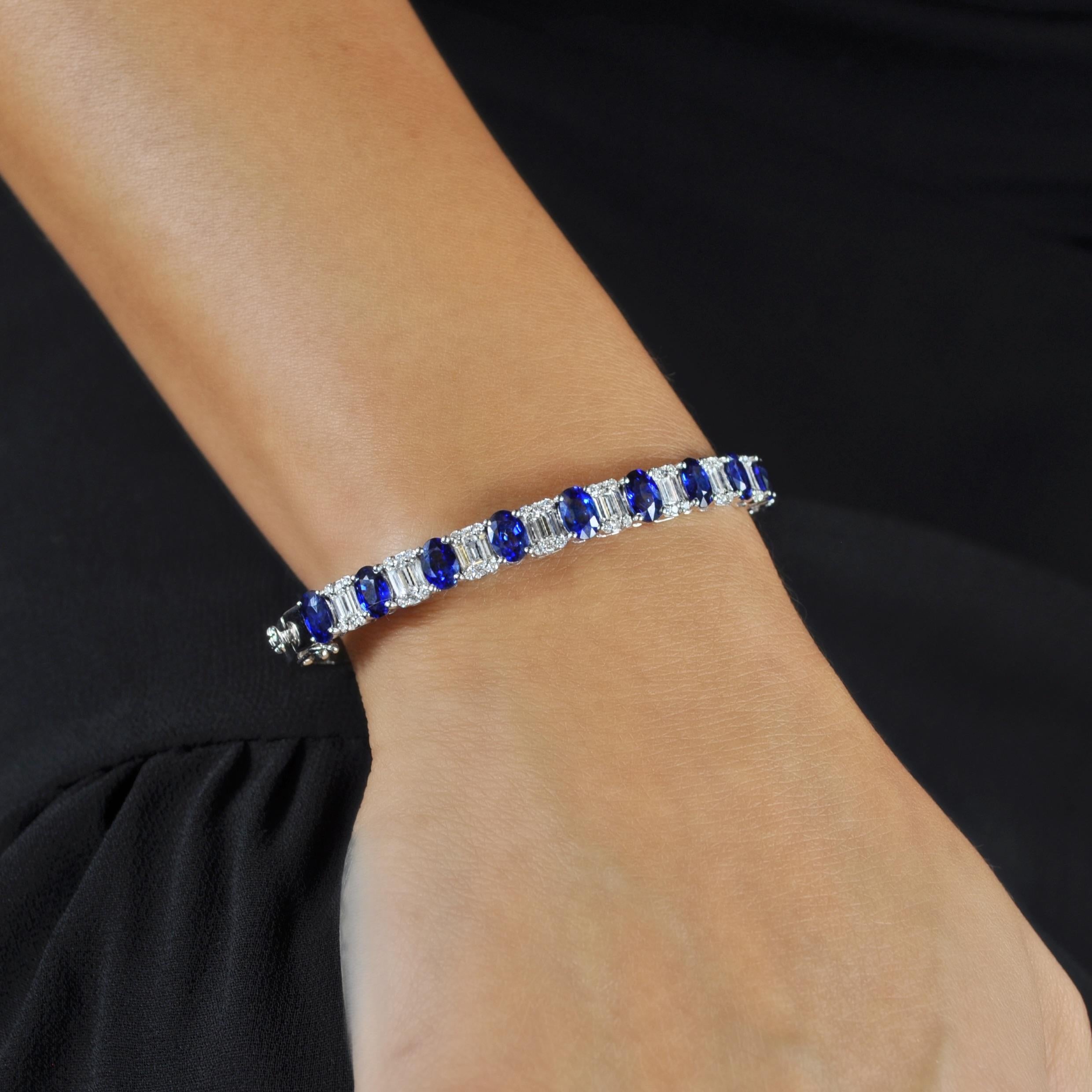 Dieser Armreif aus 18 Karat Weißgold besteht aus 5,94 Karat blauen Saphiren und Diamanten im Smaragdschliff, die sich aus Baguette- und runden Diamanten zusammensetzen. Sie wird mit einem Kastenverschluss und einem 8-fachen Sicherheitsverschluss