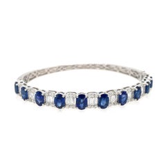 RUCHI Armreif aus Weißgold mit blauem Saphir und Illusionsdiamant im Smaragdschliff