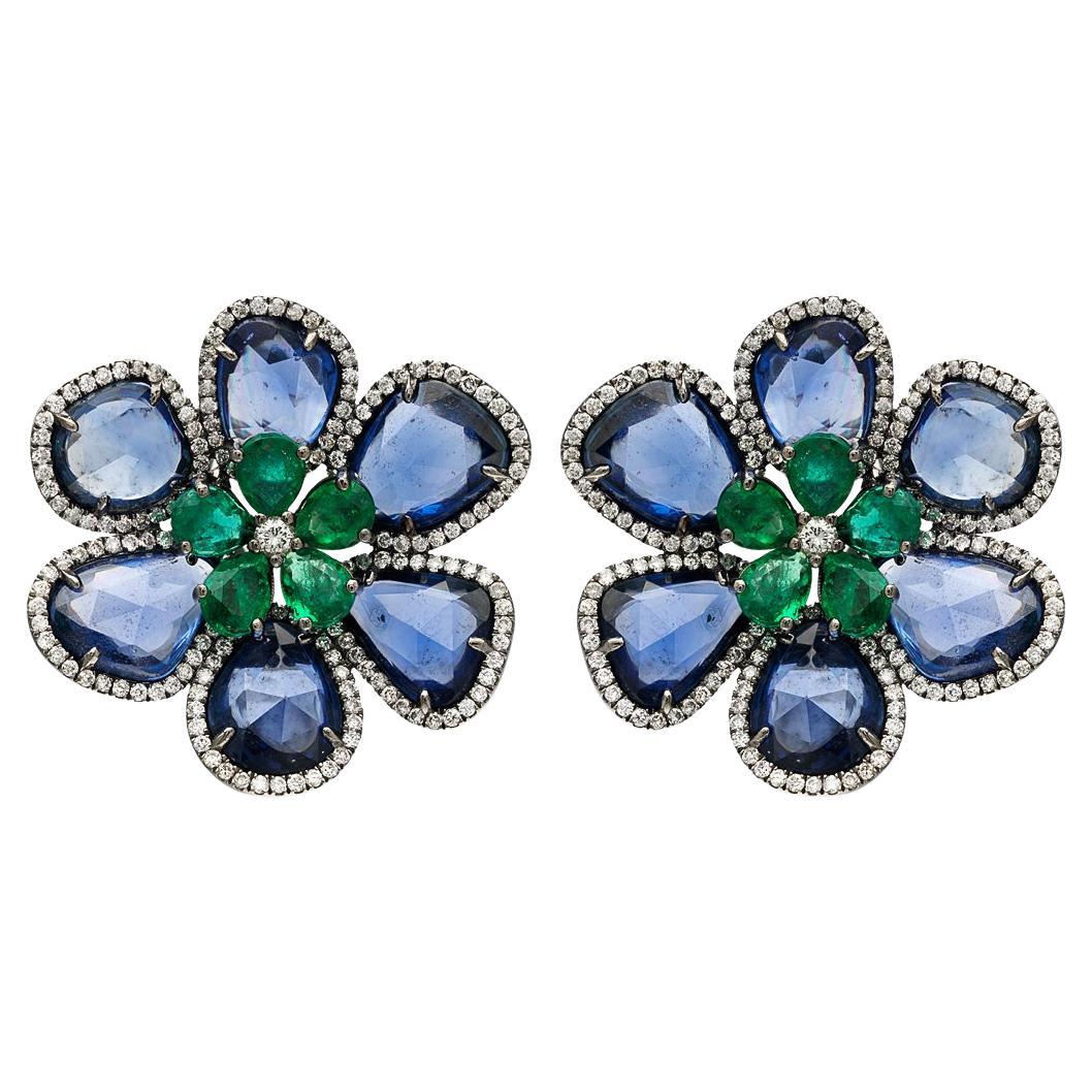 RUCHI Boucles d'oreilles clips fleur en saphir bleu, émeraude et diamant en rhodium noir  en vente