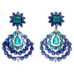 RUCHI Boucles d'oreilles chandelier saphir bleu, émeraude et diamant en rhodium noir