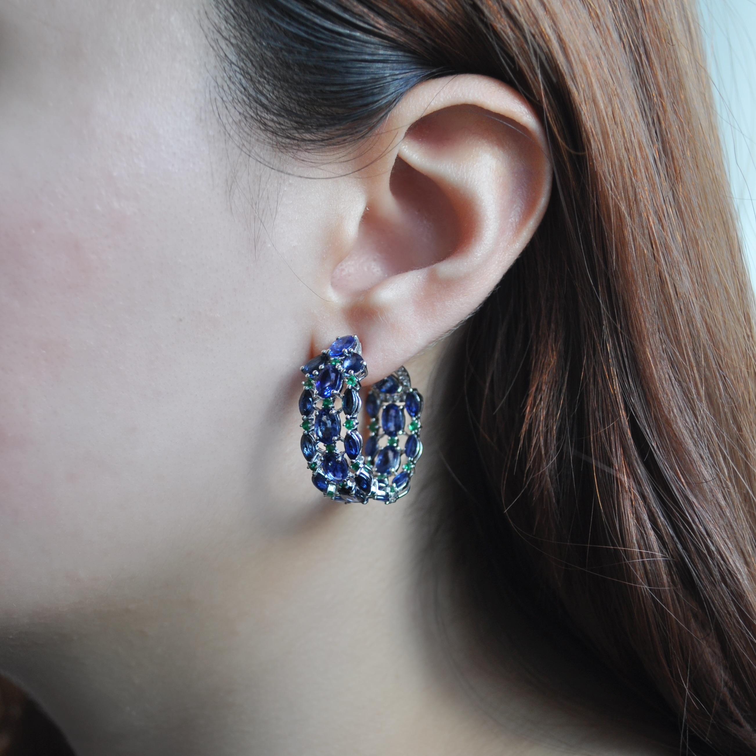 RUCHI Weißgold-Ohrringe mit blauem Saphir, Smaragd und Diamanten (Gemischter Schliff) im Angebot