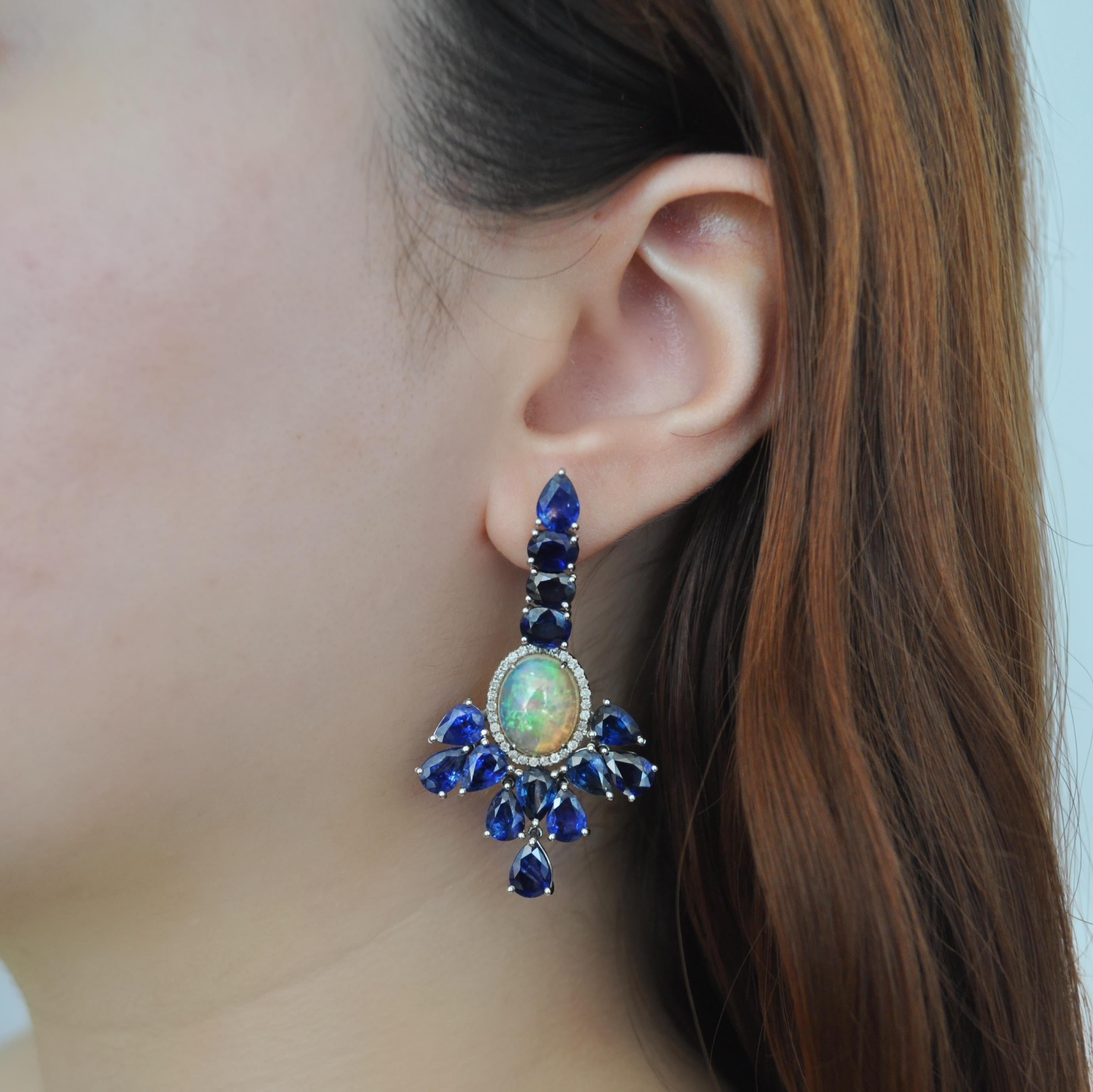 Taille ovale RUCHI Boucles d'oreilles saphir bleu, opale éthiopienne et pavé de diamants en vente