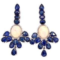 RUCHI Blauer Saphir, äthiopischer Opal und Diamantpavé-Kronleuchter-Ohrringe