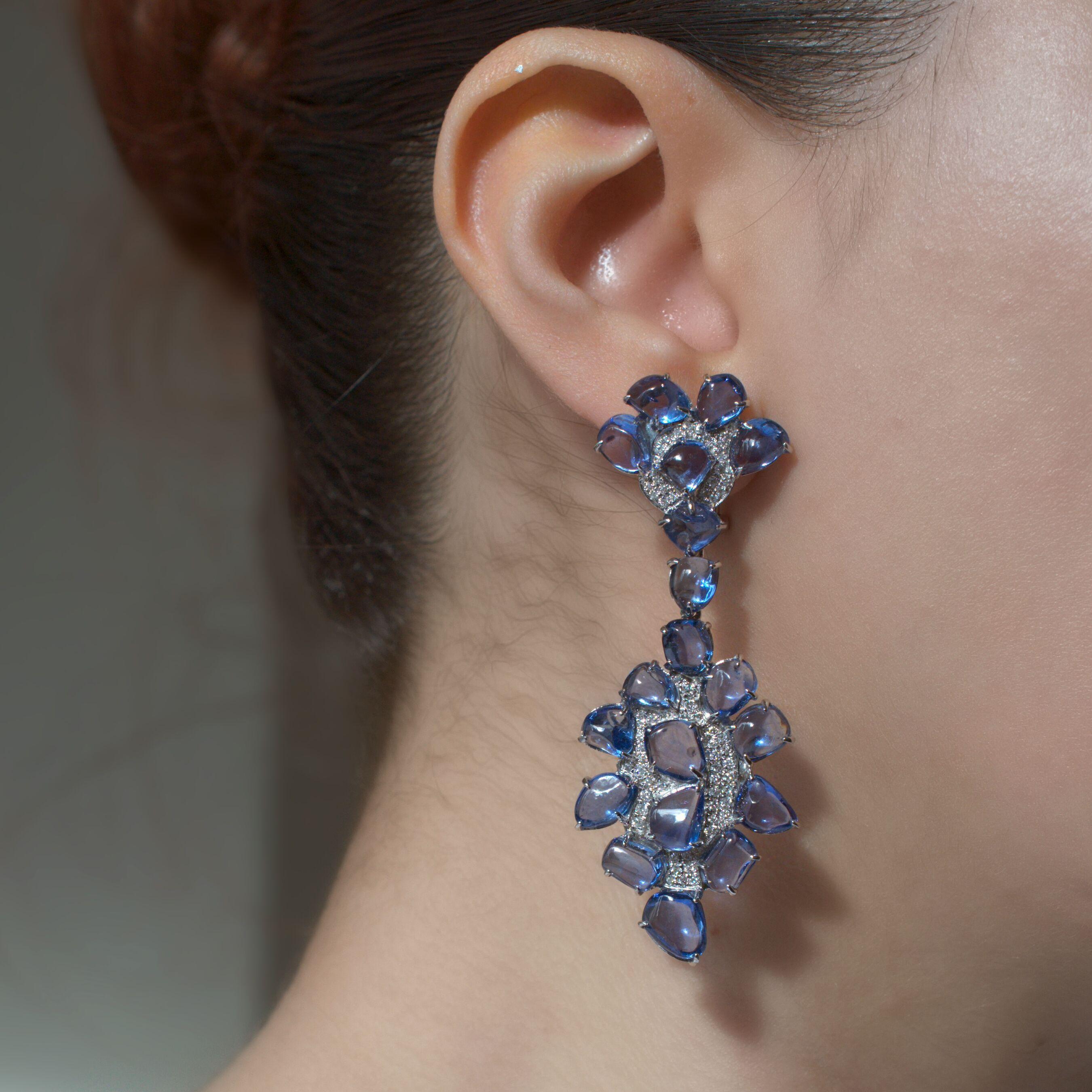 Contemporain RUCHI Boucles d'oreilles pendantes en or blanc saphir bleu et diamant pavé en vente