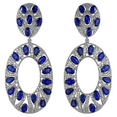 RUCHI Boucles d'oreilles pendantes en or blanc ornées de diamants taillés en brillant et de saphirs bleus ovales