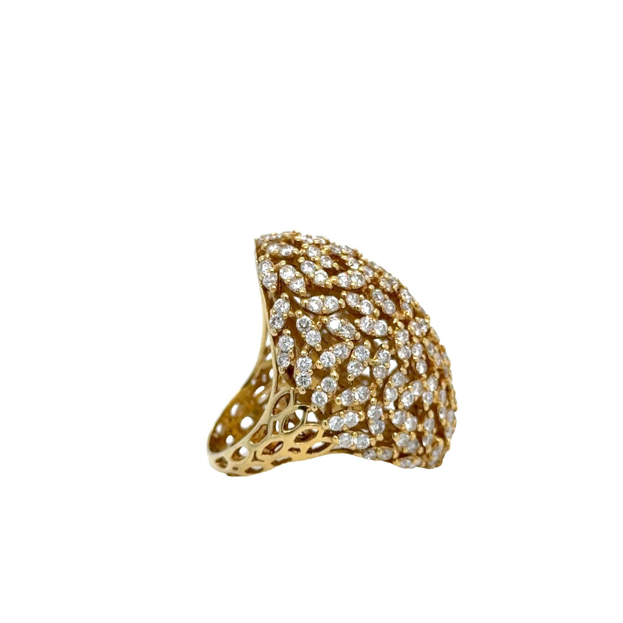 Taille ronde RUCHI Bague de cocktail à dôme en or jaune avec diamants brillants en vente
