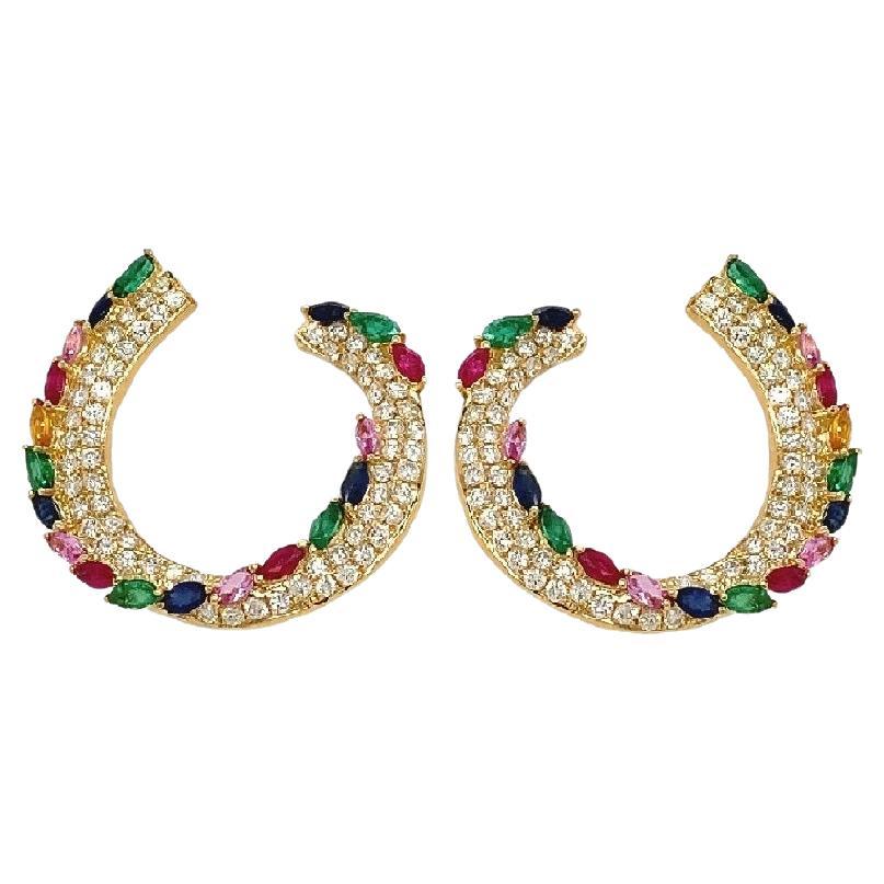 RUCHI Pendientes en forma de C de oro amarillo con diamantes, esmeraldas y zafiros multicolores en venta