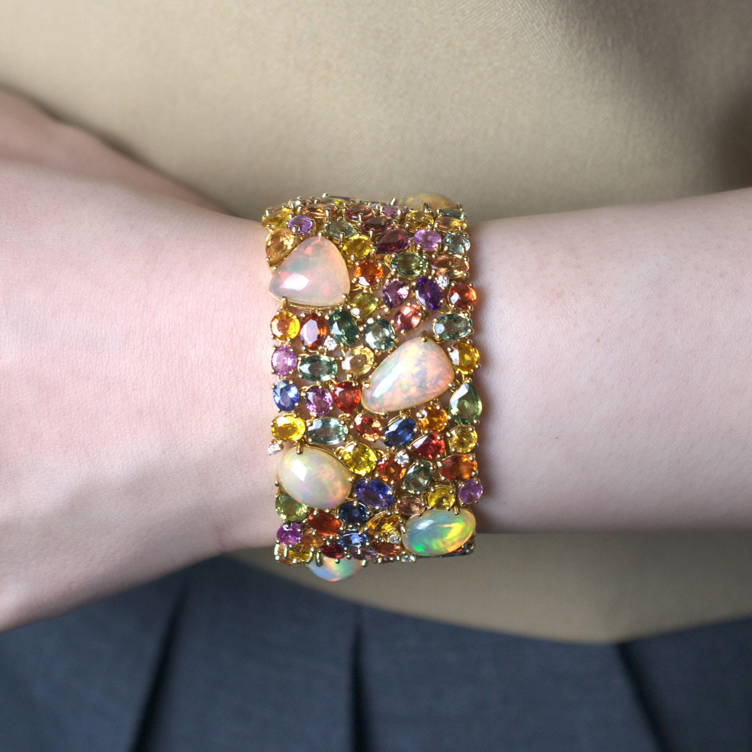 RUCHI Breites Gelbgoldarmband mit Diamanten, äthiopischem Opal und mehrfarbigem Saphiren (Zeitgenössisch) im Angebot