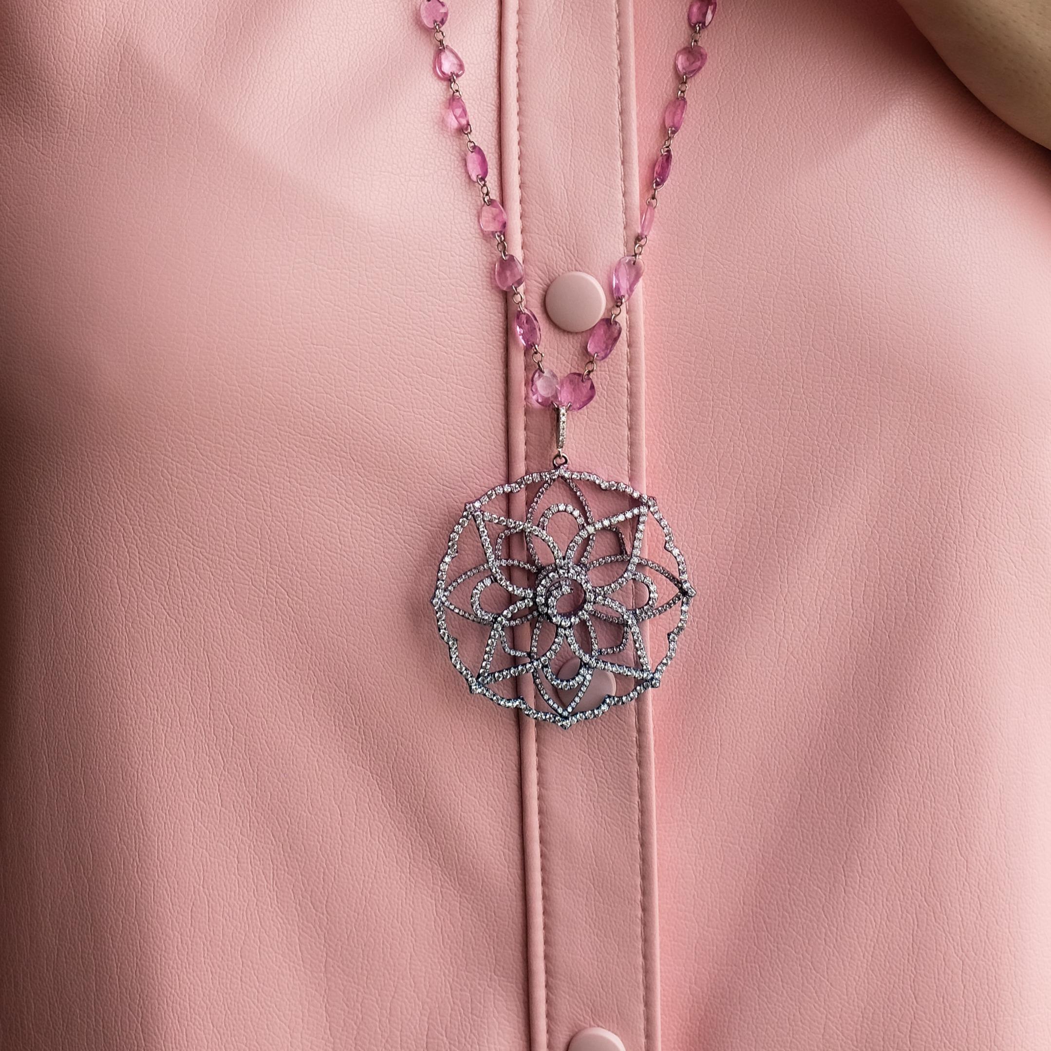 RUCHI Pendentif fleur en rhodium multicolore et saphir rose Pour femmes en vente