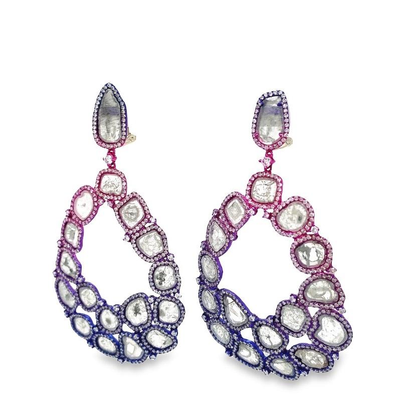 Con láminas de diamantes con detalles de pavé de diamantes, estos pendientes de araña de oro de 18 quilates con rodio tintado multicolor y cierre de clip son la pieza única que faltaba en tu colección de joyas.

Rodio multicolor de 18
