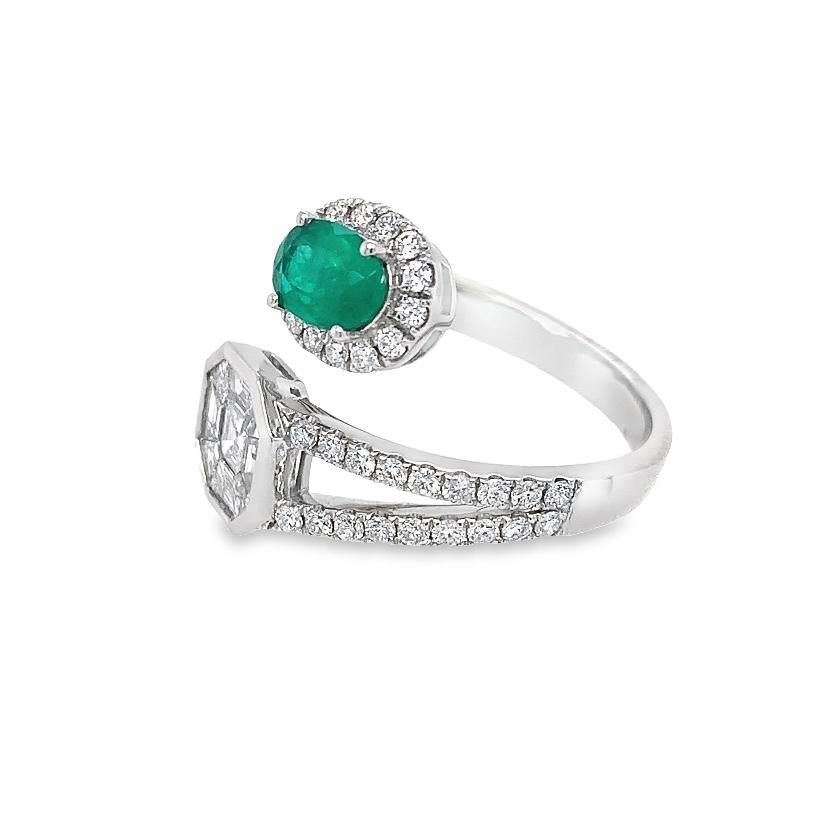 Taglio ovale RUCHI Anello Bypass con smeraldo e diamante composito taglio Asscher in oro bianco in vendita