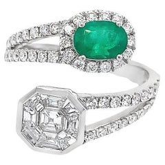 RUCHI Bypass-Ring aus Weißgold mit Smaragd und Diamant im Asscher-Schliff