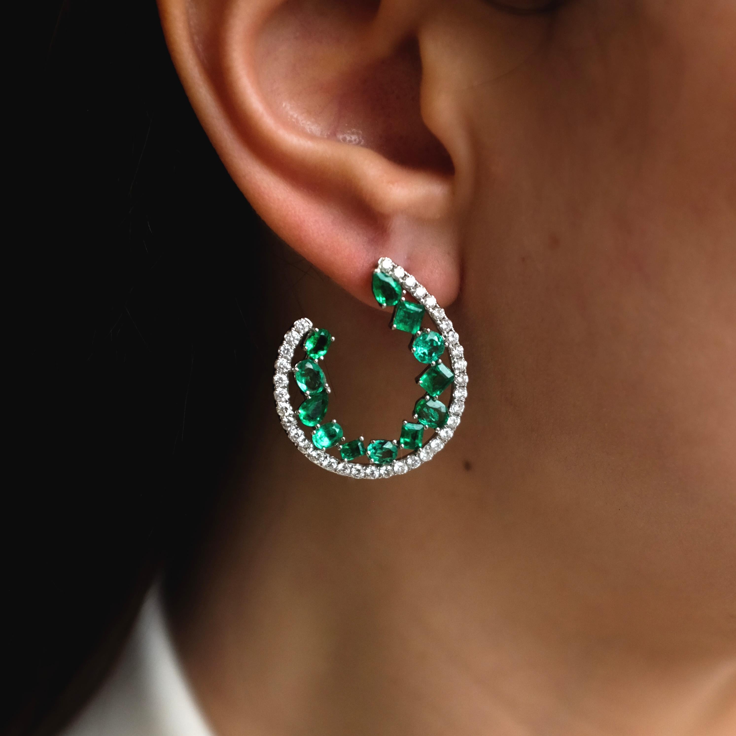 RUCHI Smaragd und Diamant Weißgold C-förmiger Ohrring (Zeitgenössisch)