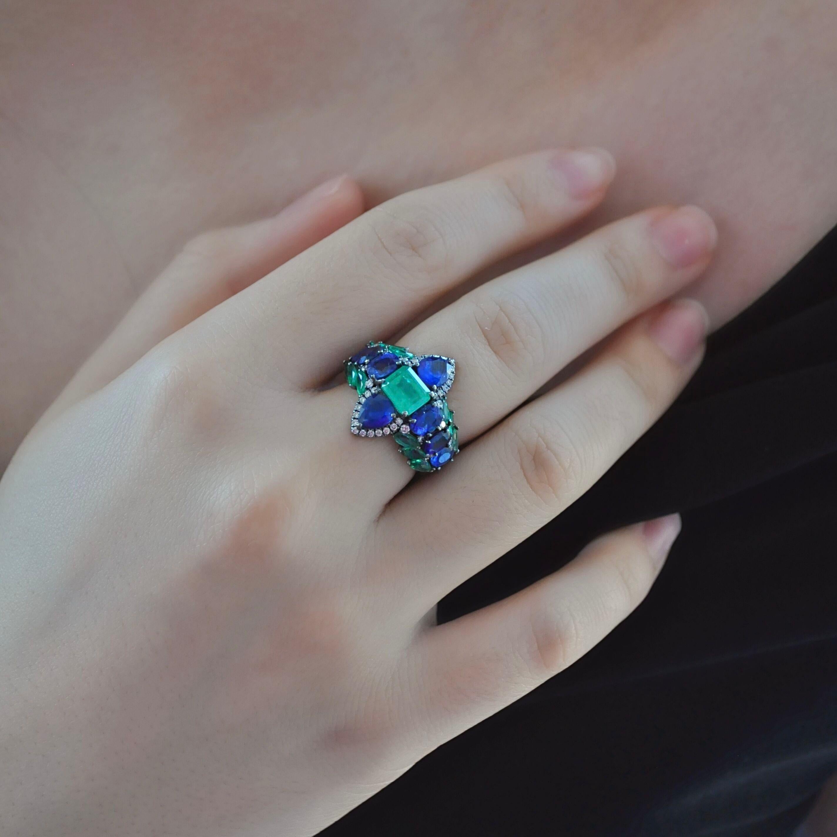 RUCHI Statement-Ring aus schwarzem Rhodium mit Smaragd, blauem Saphir und Diamant (Zeitgenössisch) im Angebot