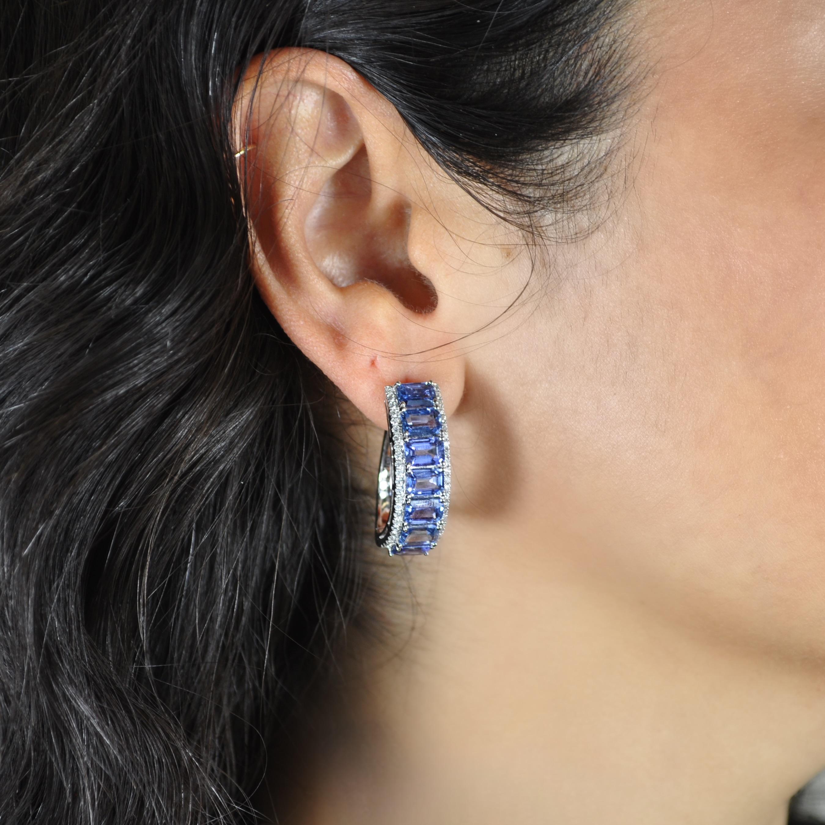 Estos pendientes de aro de oro blanco de 18 quilates presentan 8,73 quilates de zafiros azules talla esmeralda y detalles de micropavé de diamantes. Incluyen un soporte de bisagra con un poste para llevarlas cómodamente.

Zafiro azul 8,73
Diamante -