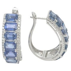 RUCHI Pendientes de aro de oro blanco con zafiro azul talla esmeralda y pavé de diamantes