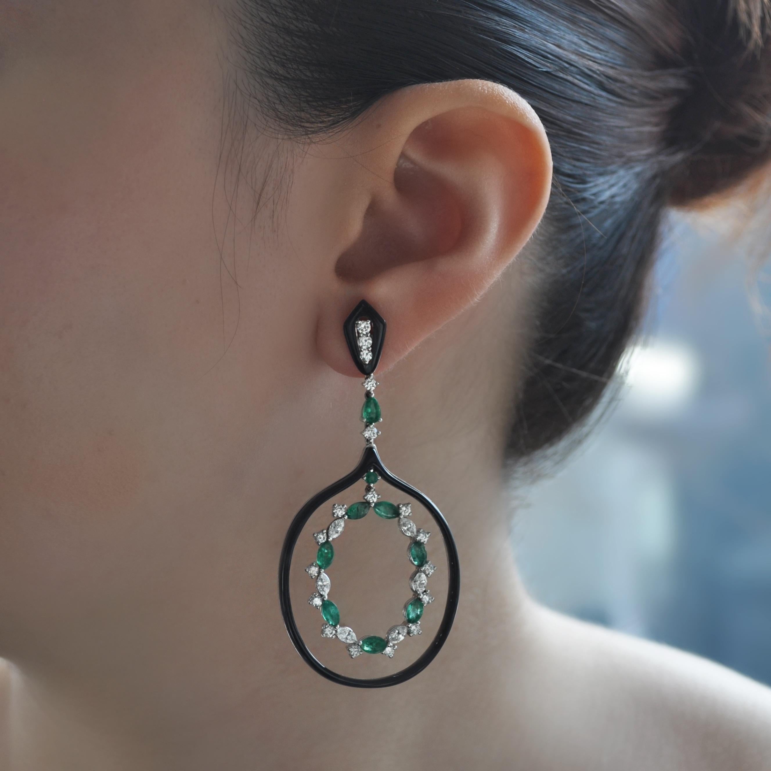 RUCHI Emerald, Diamond, and Black Agate White Gold Dangle Earrings In New Condition For Sale In New York, NY