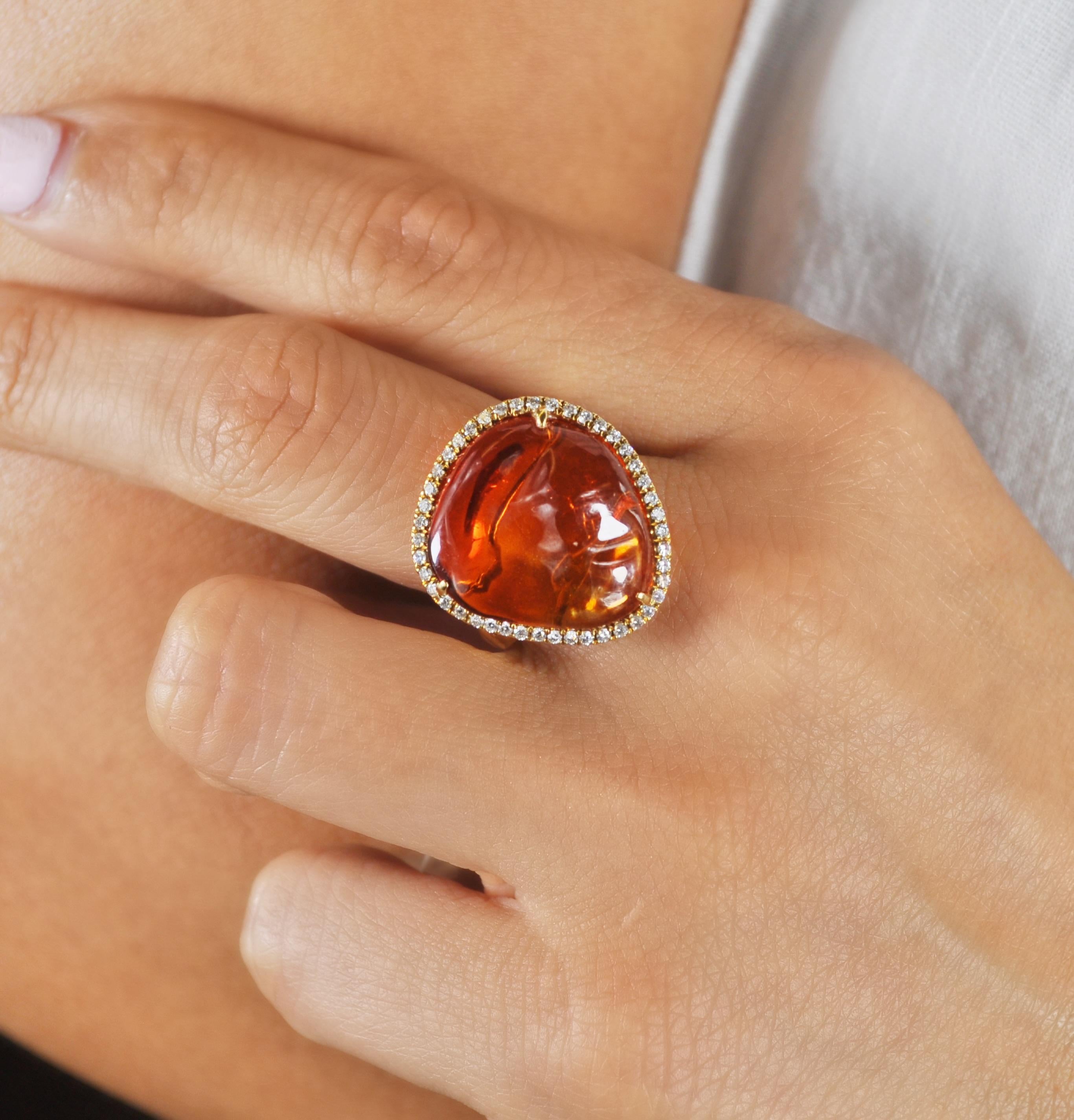 Dieser Cocktailring aus 18 Karat Gelbgold mit rundem Zacken ist mit einem 8,35-karätigen Feueropal im Tumble-Finish und einem Besatz aus Diamanten ausgestattet und damit das perfekte Statement.

Feueropal: 8,35 Karat
Diamant: 0,43 Karat
Alle