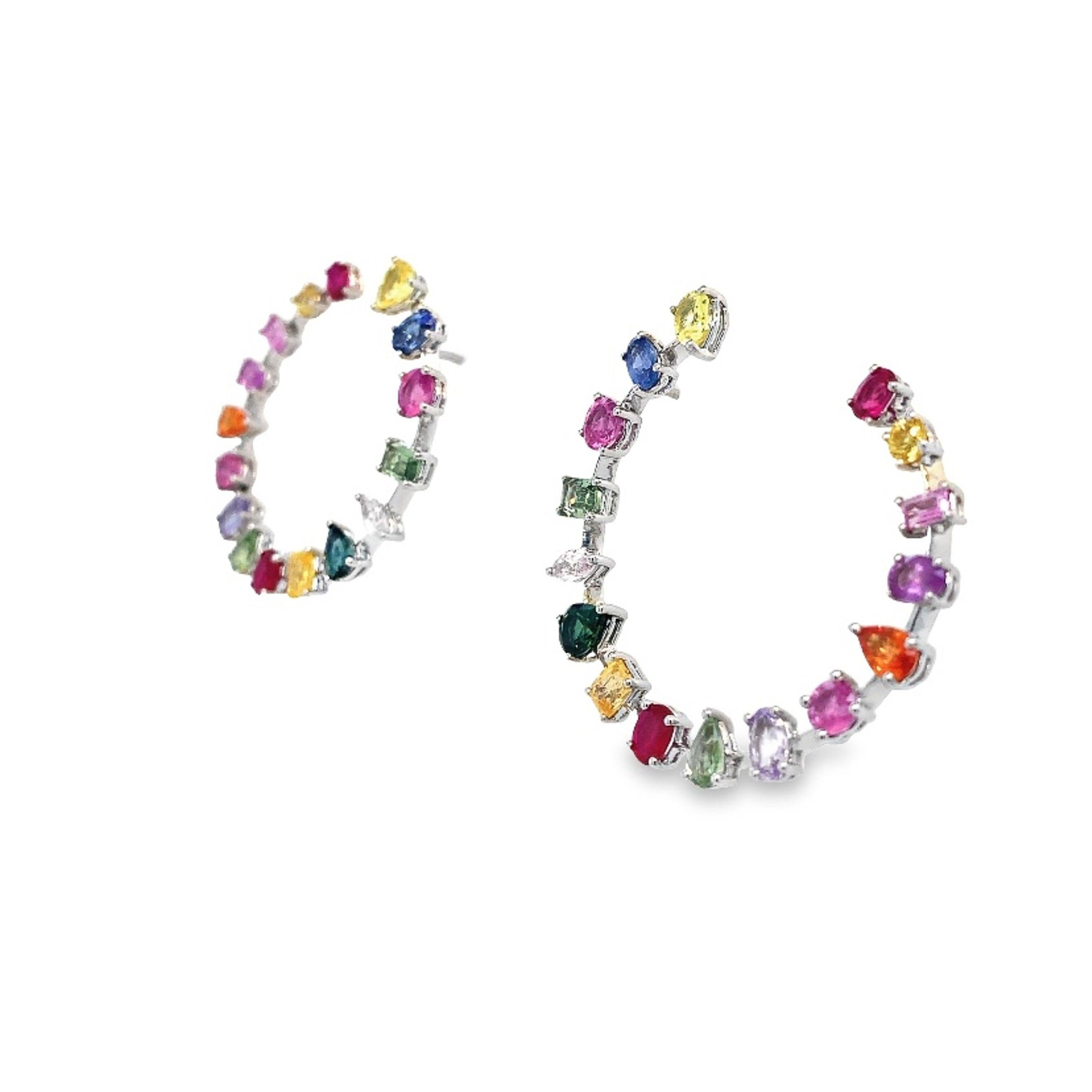 Con zafiros multicolores de filo de cuchillo, estos pendientes de aro en forma de C de oro blanco de 18 quilates con orientación lateral muestran su diseño mejor que los aros clásicos debido a su orientación única.

oro blanco de 18 quilates
Zafiros
