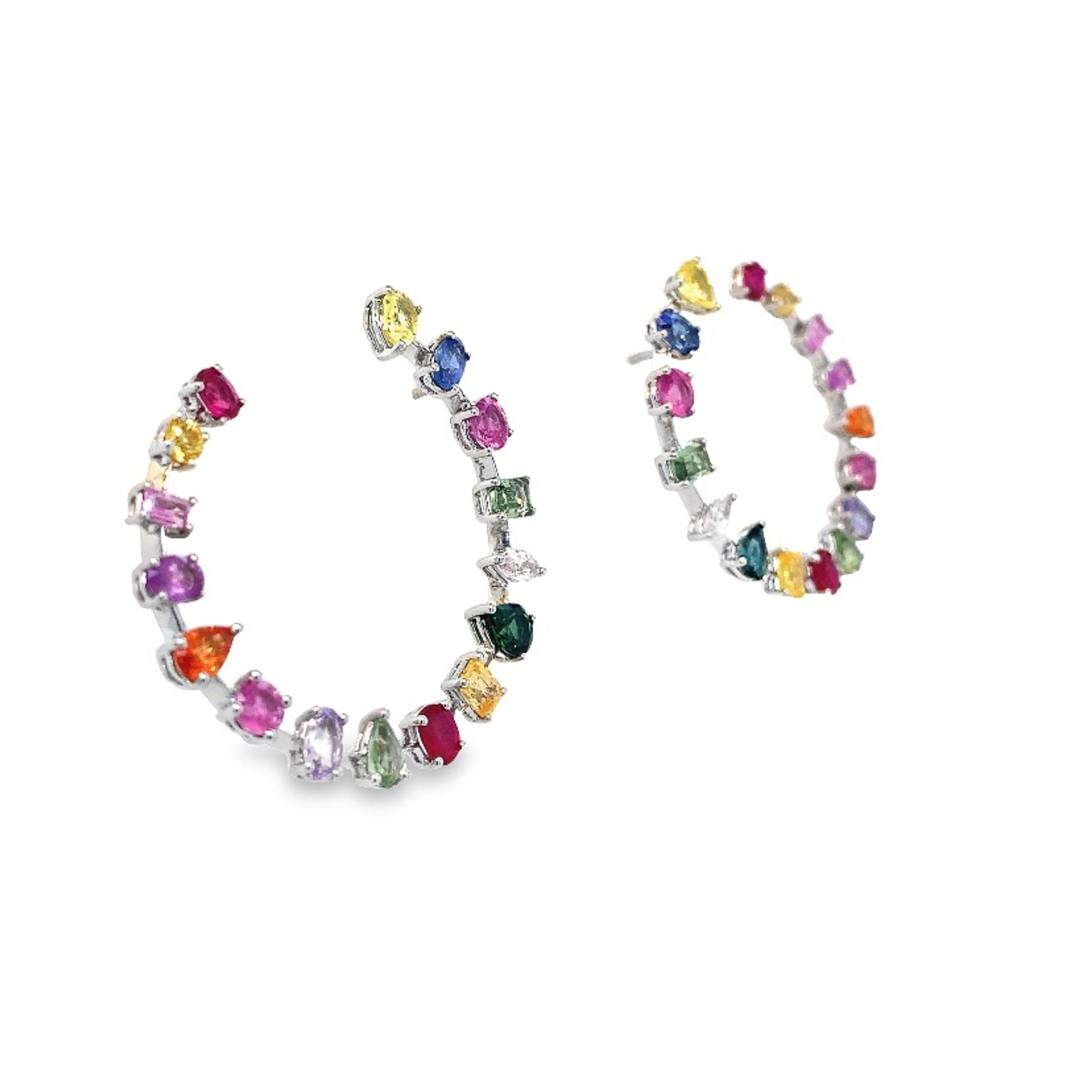 RUCHI Pendiente de aro de oro blanco en forma de C con zafiro multicolor y filo de cuchillo Contemporáneo en venta