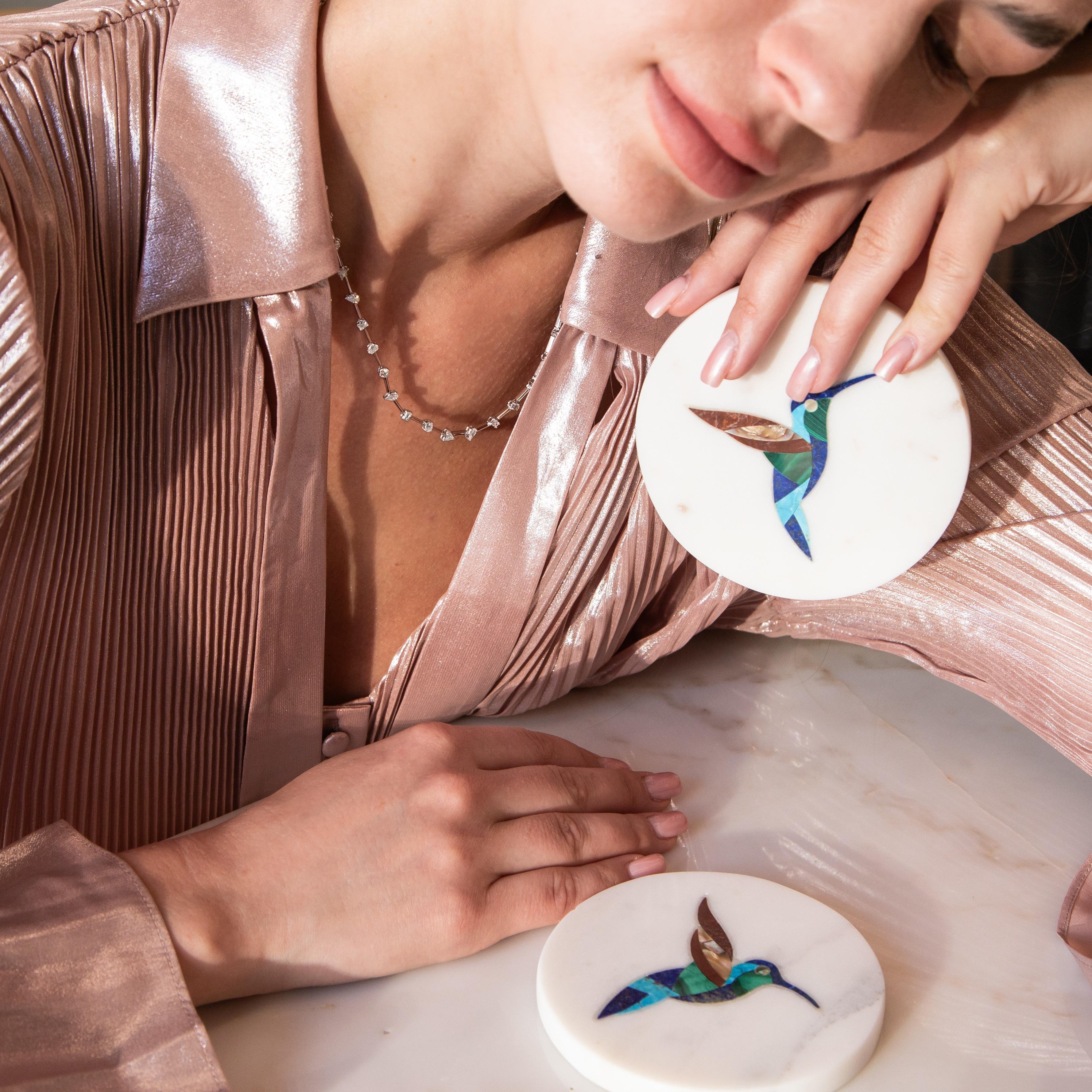 Artigiano Sottobicchieri in marmo RUCHI con intarsio di colibrì in pietra semipreziosa in vendita