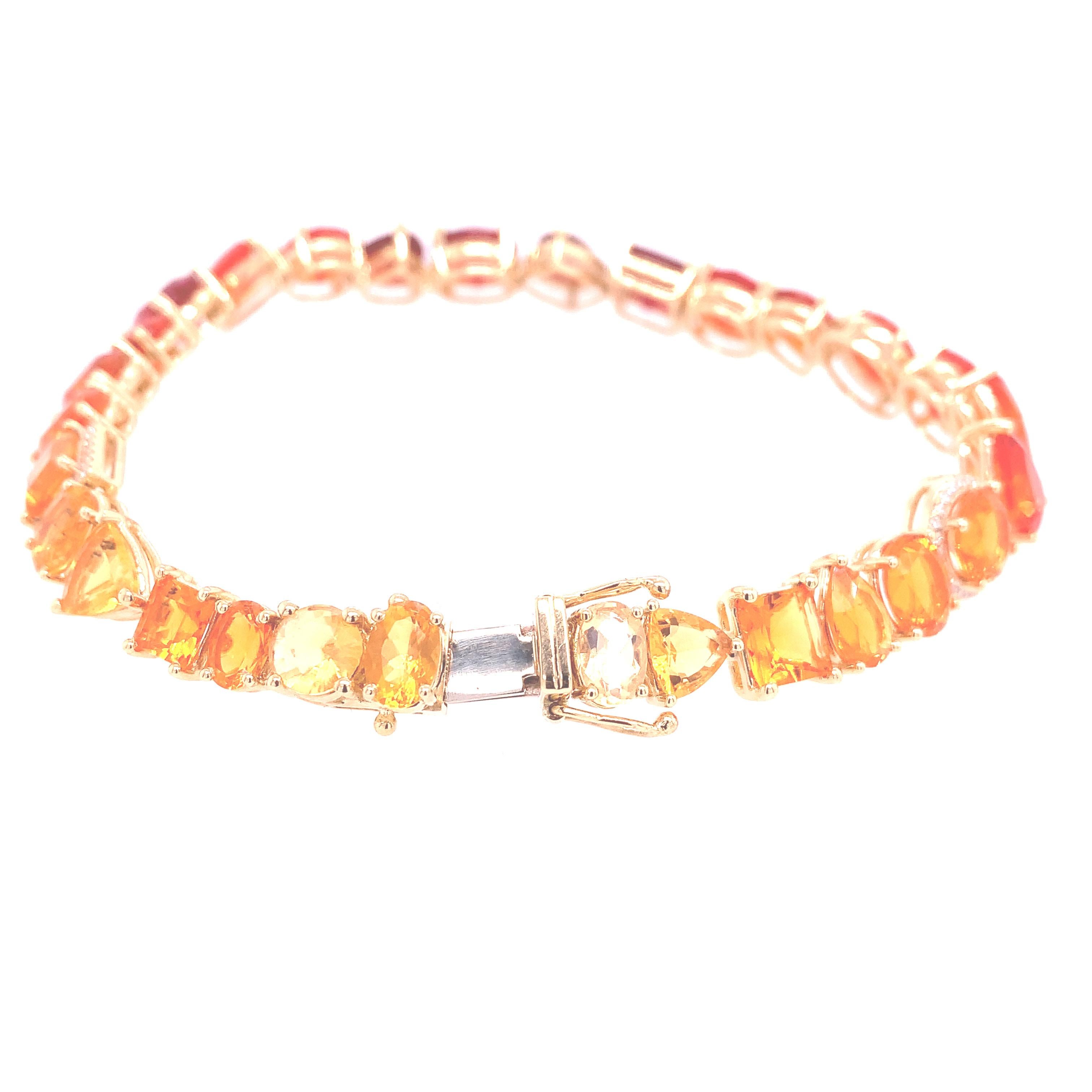 Ce bracelet à maillons en or jaune 18 carats, orné d'opales de feu de forme mixte et de diamants, offre une version unique et vibrante du bracelet de tennis classique.

Or jaune 18K
Opale de feu : 18,45ct poids total
Diamant : 0,42ct poids