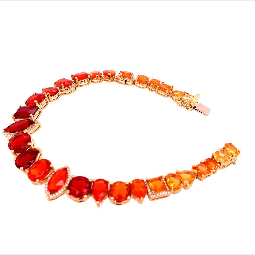 Contemporain RUCHI Bracelet à maillons en or jaune avec opales de forme mixte et diamants en vente