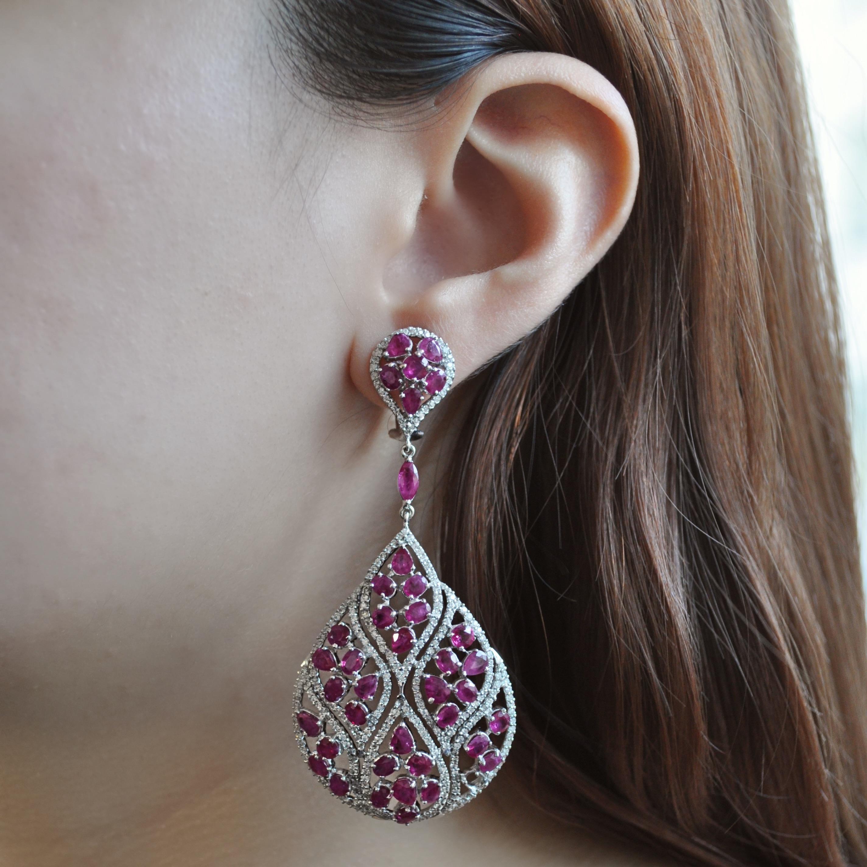 Taille mixte RUCHI - Boucles d'oreilles clips en or blanc avec rubis et diamants de forme mixte en vente