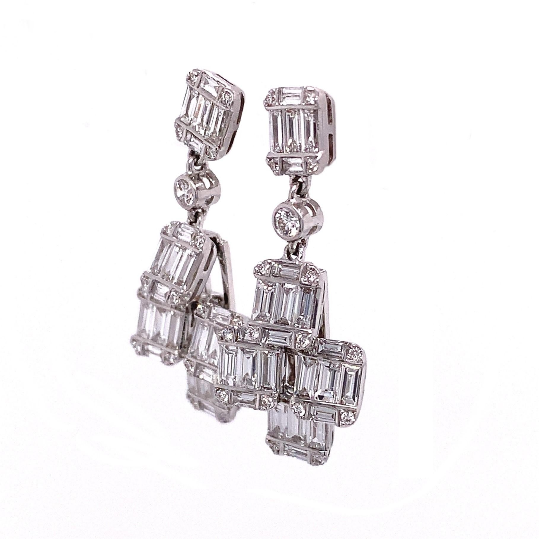 Contemporain RUCHI Pendants d'oreilles en or blanc avec diamants baguettes en vente