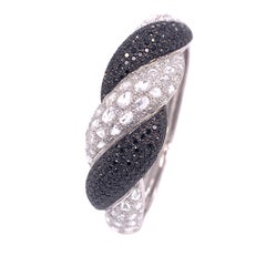 RUCHI Schwarzer Diamant im Brillantschliff und weißer Diamant im Rosenschliff, Weißgold, gedrehter Armreif