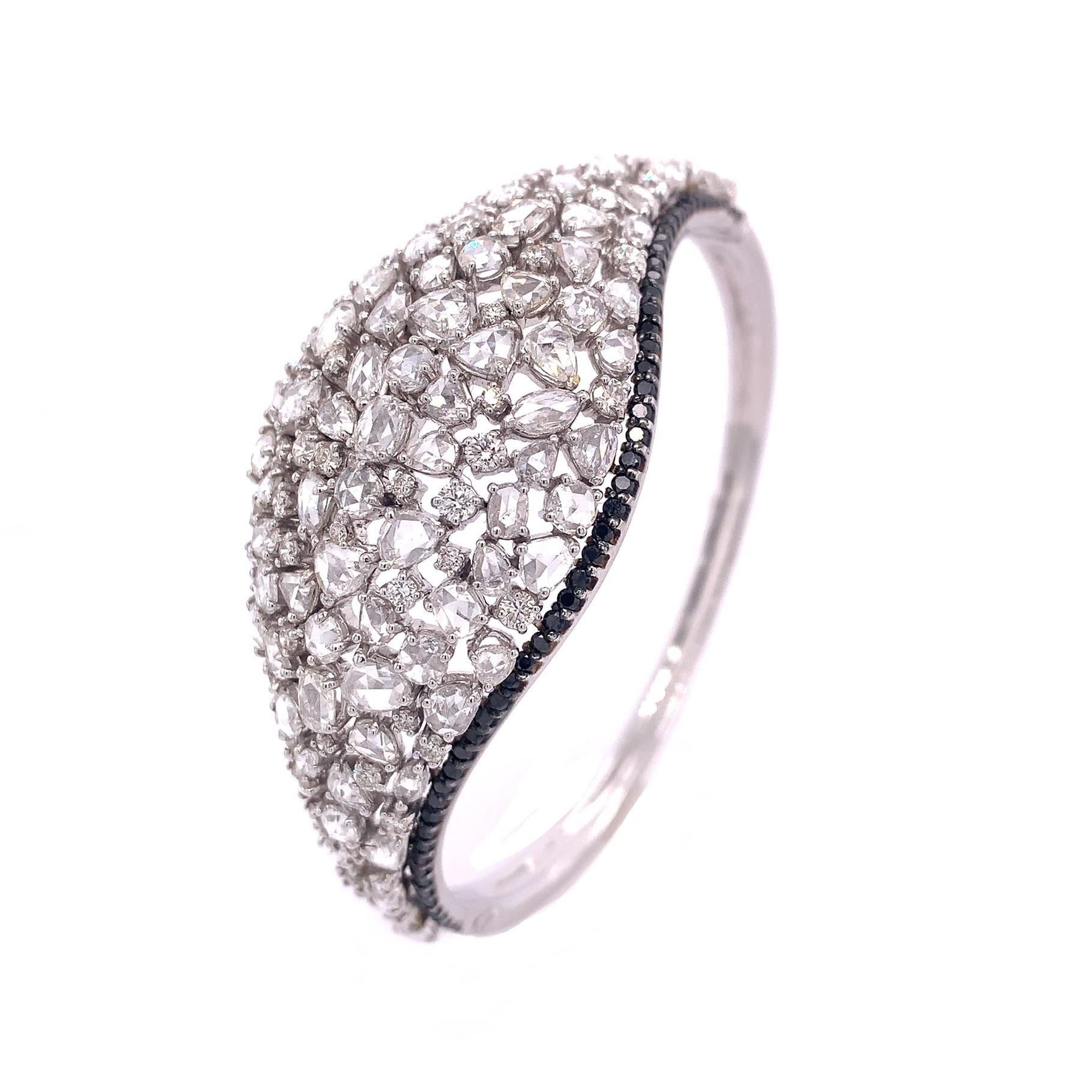 Contemporain RUCHI Bracelet en or blanc pavé de diamants blancs taillés en rose et de diamants noirs  en vente