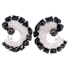 Pendientes de clip en forma de C con diamantes blancos y negros Ruchi New York