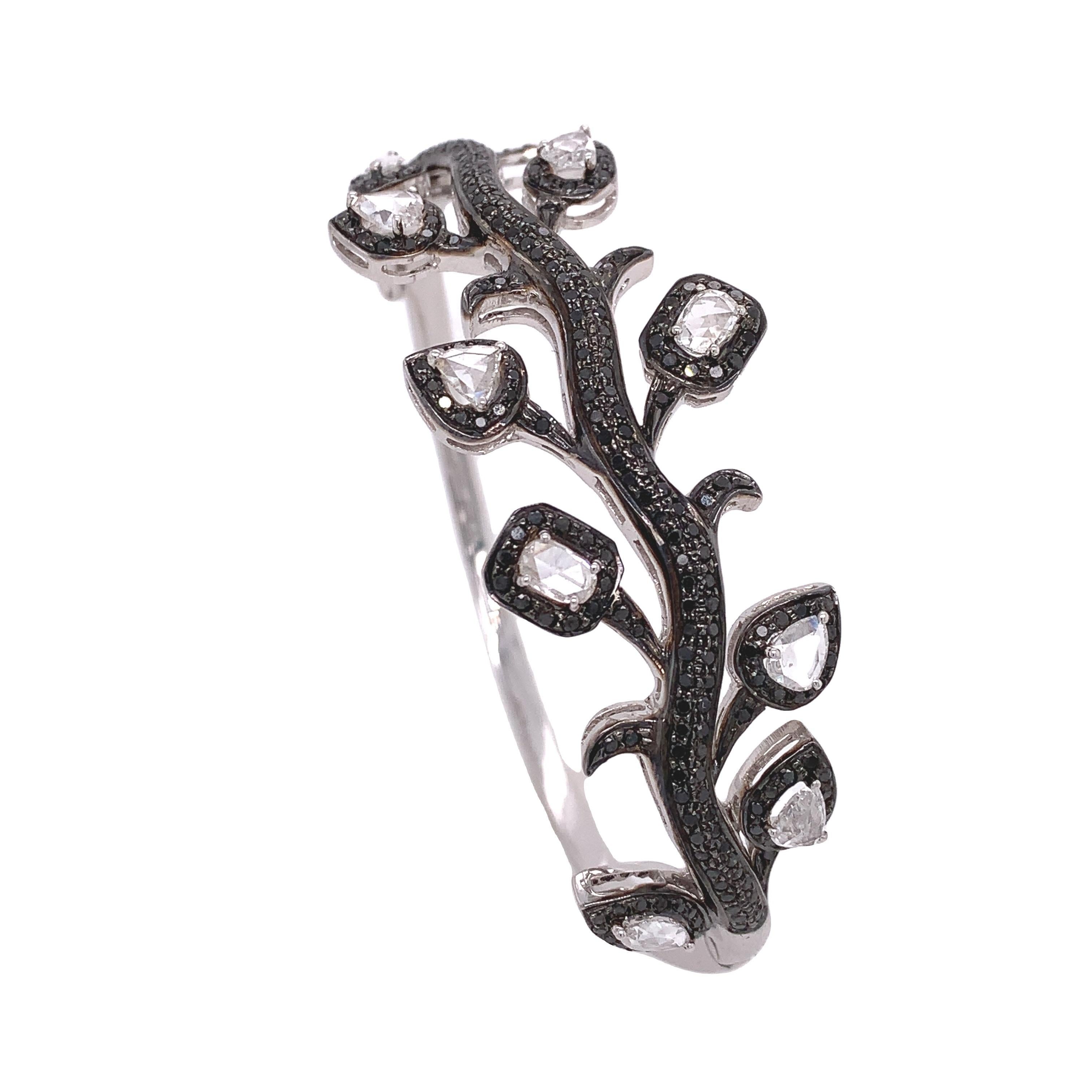 18K White Gold with Tinted Black Rhodium.
Diamonds: 3.46ct total weight.
All diamonds are G-H/SI stones.
Width of leaves - is approximately 2.4cm/0.95inches.