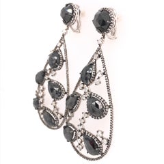 RUCHI Boucles d'oreilles chandelier en rhodium noir avec diamants noirs et diamants blancs taillés en rose