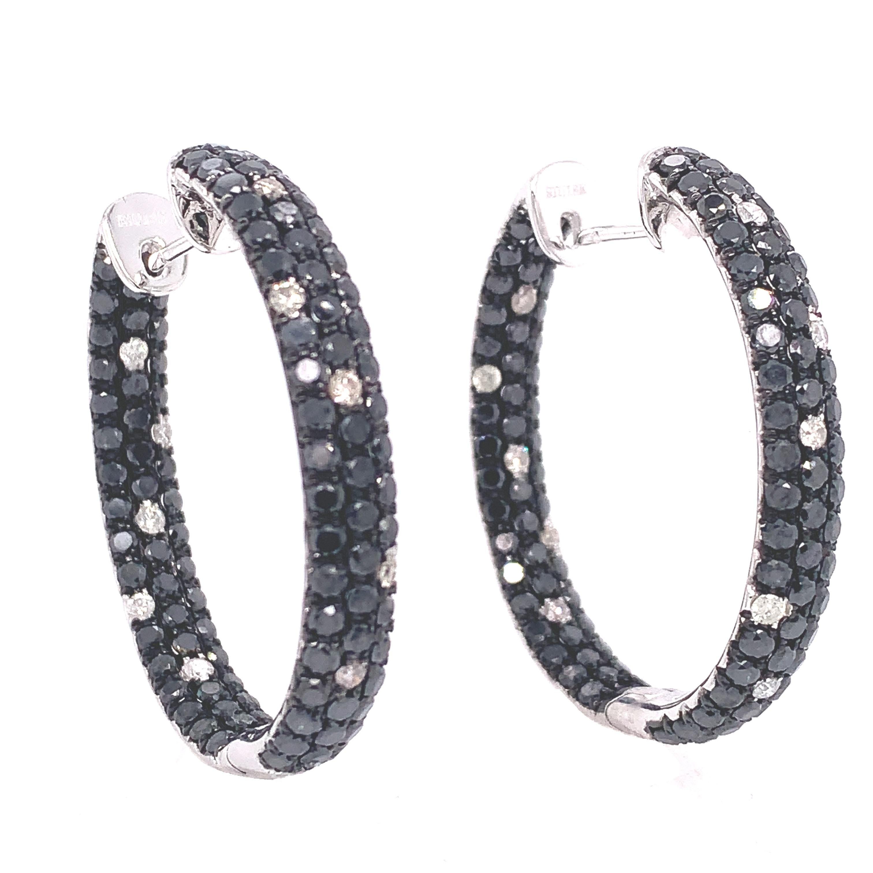 Pa-vey Collection

The eternal magnetism of black Diamonds totaling 0.53 carats are combined with the dazzling brilliance of gently scattered white Diamonds in these 18K white gold hoops.