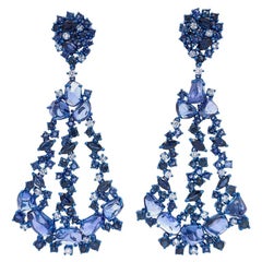 RUCHI Boucles d'oreilles chandelier en rhodium bleu, saphirs bleus et diamants de forme mixte