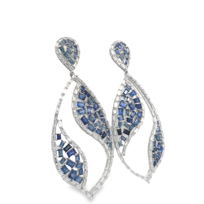 Contemporain RUCHI Pendants d'oreilles en or blanc avec saphir bleu baguette et diamants en vente