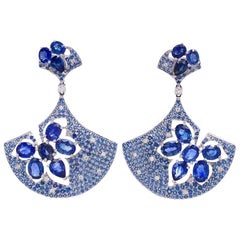 RUCHI Boucles d'oreilles éventail en or blanc avec saphirs bleus et diamants