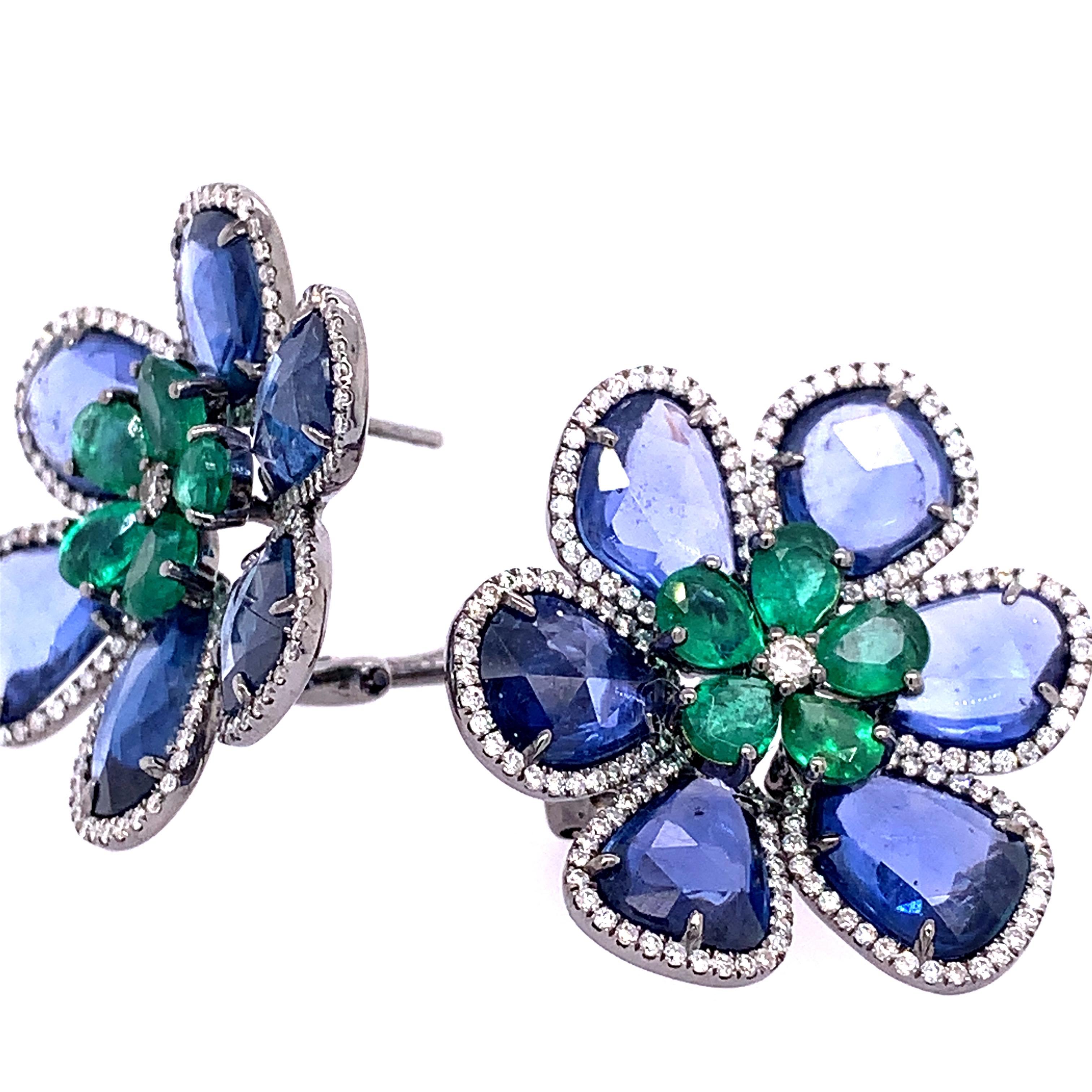Contemporain RUCHI Boucles d'oreilles clips fleur en saphir bleu, émeraude et diamant en rhodium noir  en vente