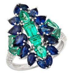Anello da cocktail in oro bianco con zaffiro blu, smeraldo colombiano e diamante RUCHI
